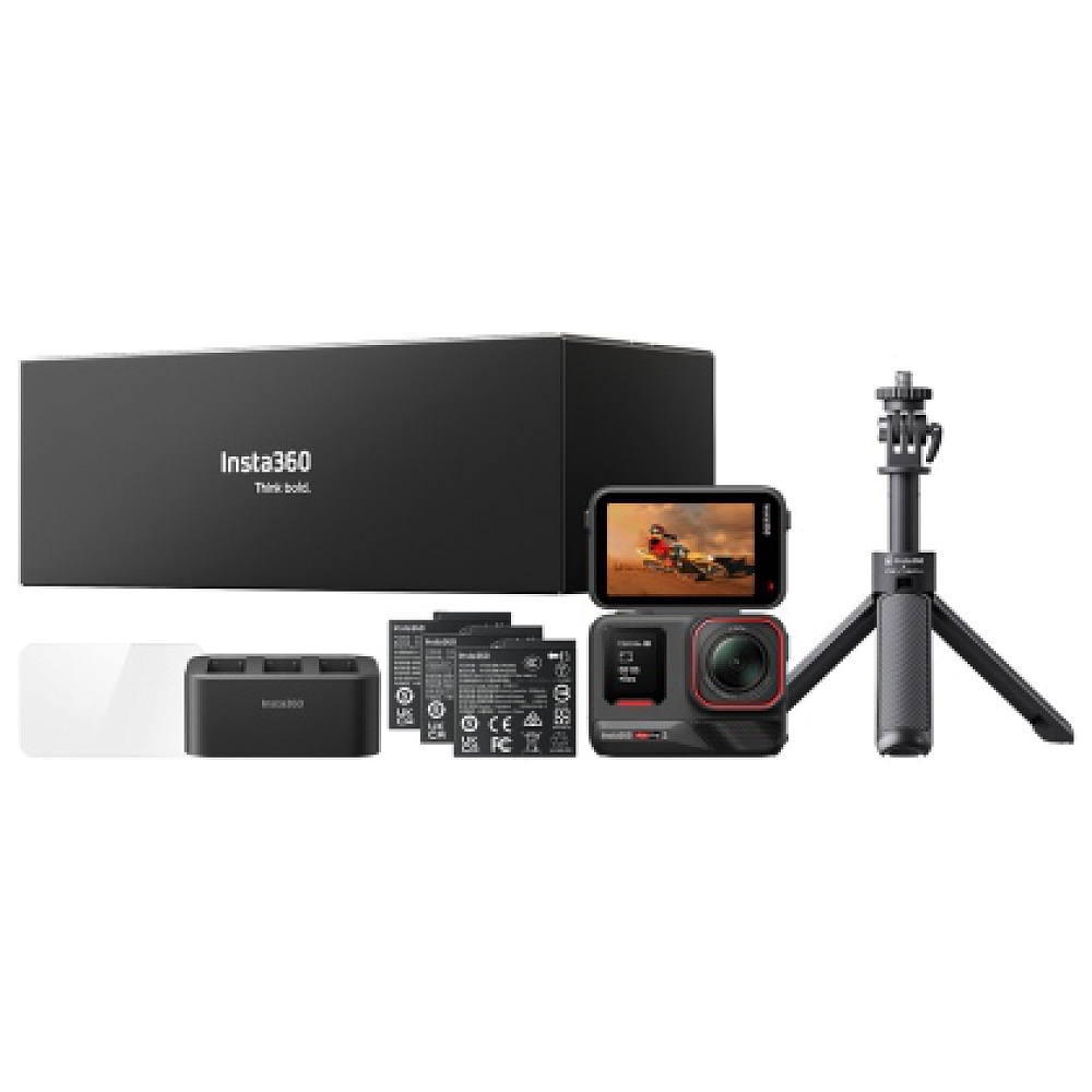 בתמונה מופיעה מצלמת האקסטרים Insta360 Ace Pro 2 בצבע שחור עם מסך מגע מתהפך פתוח כלפי מעלה. על המסך מוצגת תצוגה מקדימה של צילום אקשן – רוכב אופנוע שטח במהלך רכיבה בסביבה חולית. בחזית המצלמה ניתן לראות עדשת Leica SUMMARIT במסגרת מודגשת, לצד מסך קדמי קטן המצ