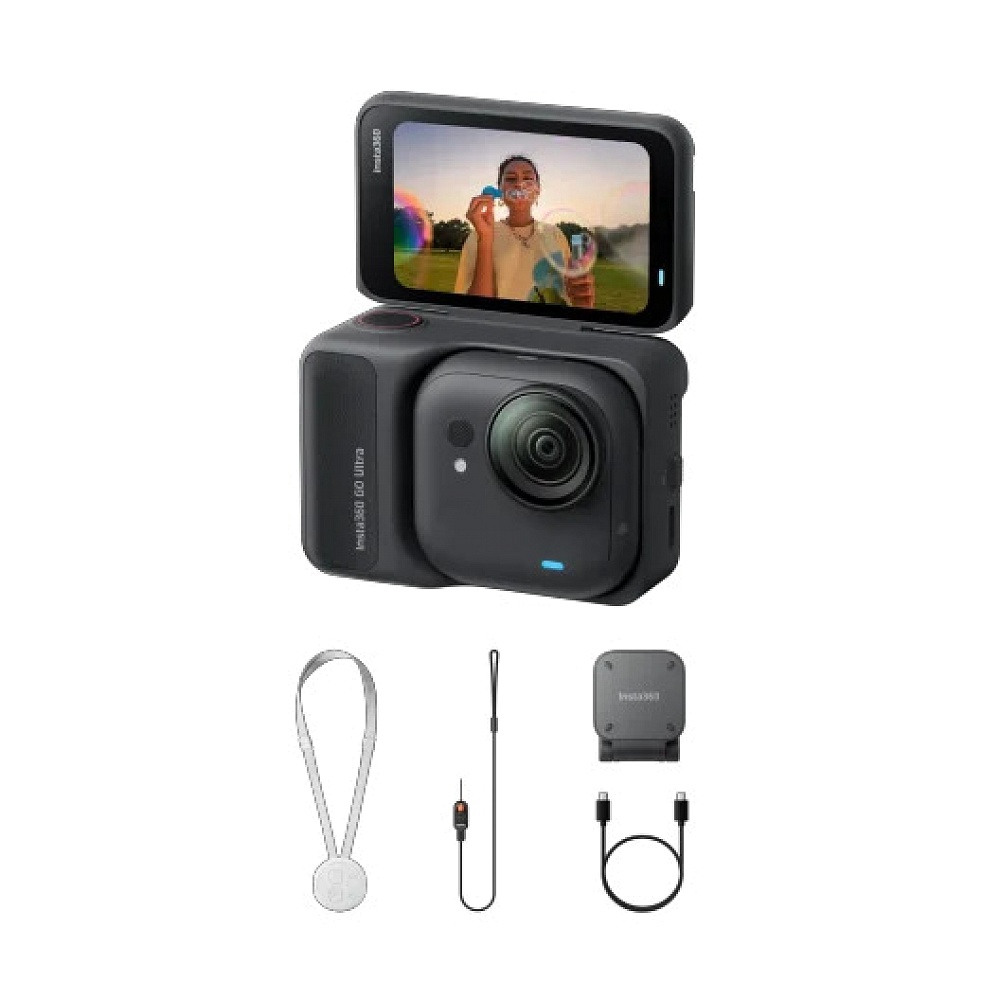 בתמונה מוצגת ערכת Insta360 Go Ultra בצבע לבן. במרכז נראית מצלמת האקשן הזעירה כשהיא מחוברת ל־Action Pod עם מסך מתקפל פתוח לצפייה ושליטה בצילום. מתחת למצלמה מוצגים האביזרים הכלולים בערכה: תליון מגנטי, חוט אבטחה, קליפס/תושבת מגנטית ו־כבל USB-C לטעינה וחיבור.