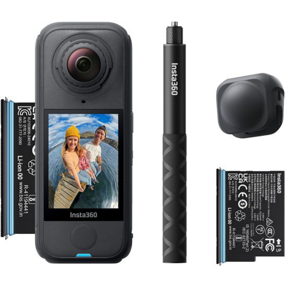 בתמונה מוצגת ערכת Insta360 X4 Air Starter Bundle בצבע שחור. במרכז מופיעה מצלמת ה־‎360°‎ עם מסך תצוגה קדמי פעיל, ולצידה האביזרים הכלולים בערכה: שתי סוללות נשלפות, מוט סלפי באורך ‎114 ס"מ ו־כיסוי עדשה. המצלמה מוצגת בעיצוב קומפקטי המיועד לצילום אקסטרים ותיעו