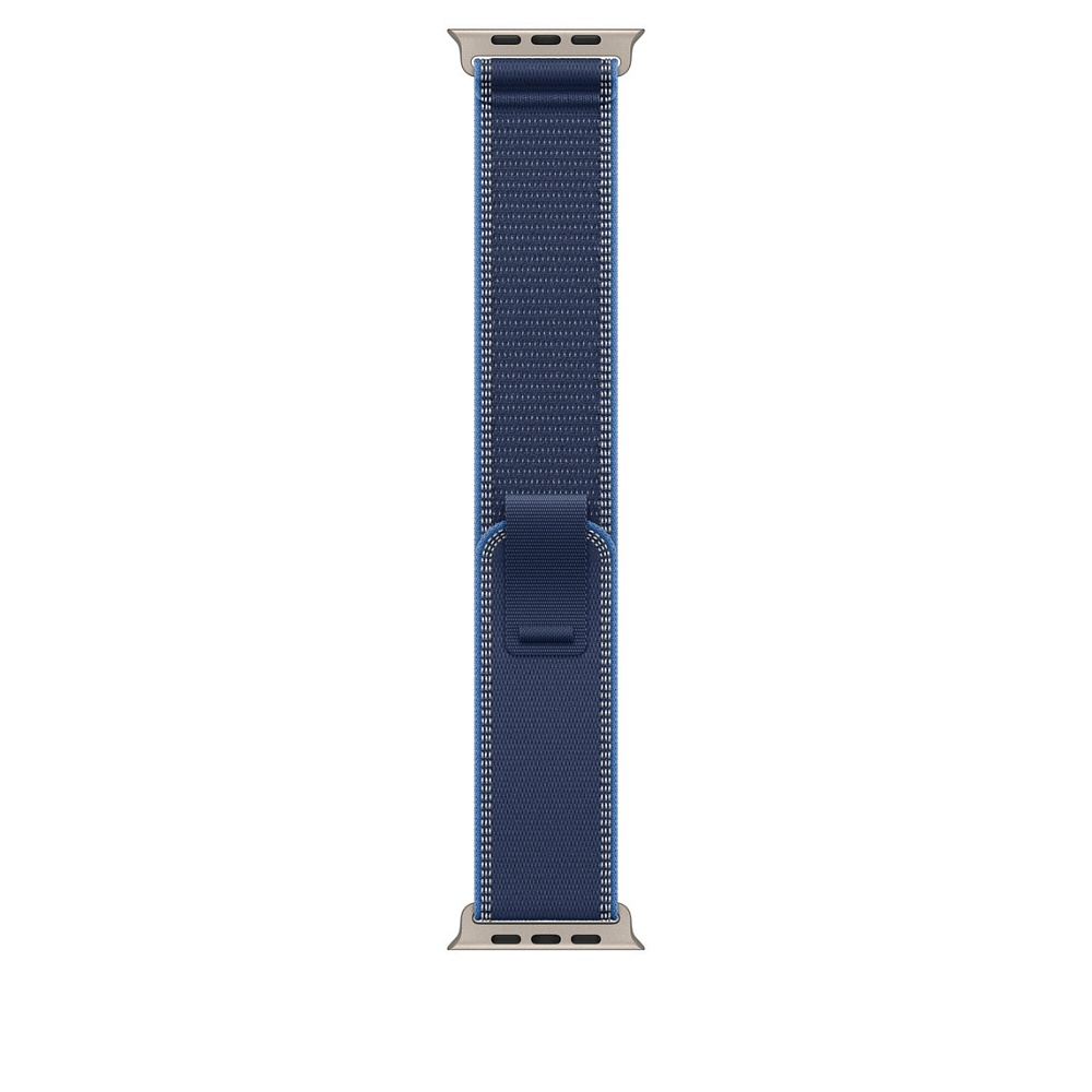 רצועת Apple 49mm Trail Loop בעיצוב Black/Charcoal מיועדת ל-Apple Watch Ultra ומציעה מבנה דק, קל משקל וגמיש לנוחות לאורך היום. הרצועה כוללת אריג ניילון, מנגנון התאמה רציף באמצעות לשונית משיכה ושוליים עם חוטים מחזירי אור.