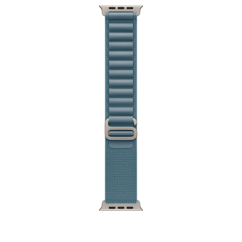 רצועת Apple Watch Ultra Alpine Loop 49 מ״מ במידה Medium בצבע תכלת בהיר עם סגירת טיטניום עמידה ועיצוב ארוג קל משקל.